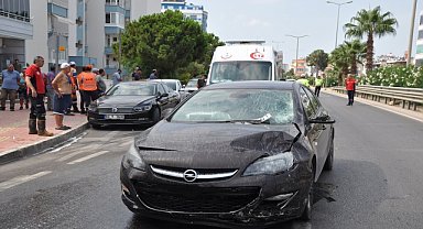 Otomobilin çarptığı motosikletteki 2 kişi yaralandı