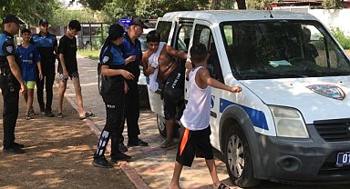 Polis, kanallarda yüzen çocuk ve gençleri havuzla buluşturdu