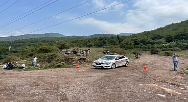Uçuruma devrilen kamyonetteki 3 işçi öldü