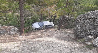 Uçuruma yuvarlanan otomobildeki 2 kişi yaralandı
