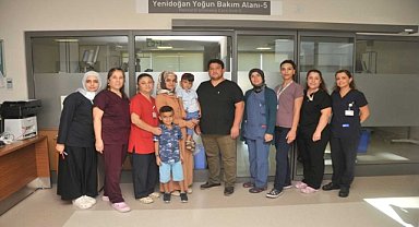 4 yıl önce 600 gram doğan çocuktan ailesiyle hastaneye ziyaret