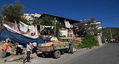 Bir evden 2 traktör çöp çıkarıldı