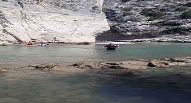 Çayda mahsur kalan 2 kişi kurtarıldı