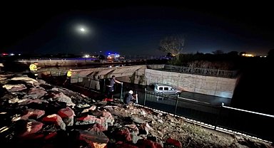 Dereye düşen kamyonetin sürücüsü yaralandı