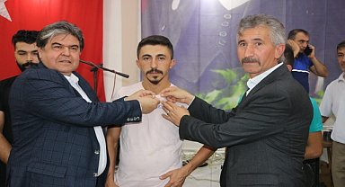 MHP'ye katılan 300 kişiye törenle rozet takıldı
