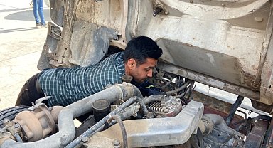 Motora sıkışan kedi kurtarıldı
