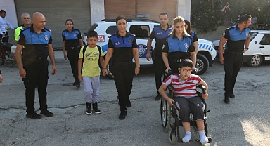 Öksüz 2 kardeşi polis okula götürdü