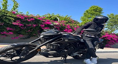 Park halindeki araca çarpan motosiklet sürücüsü öldü