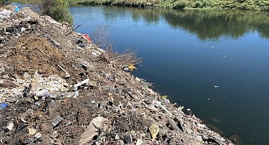 Seyhan Nehri kıyısında hafriyat ve atık kirliliği