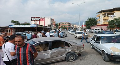 Ters yöne giren otomobil iki araca çarptı