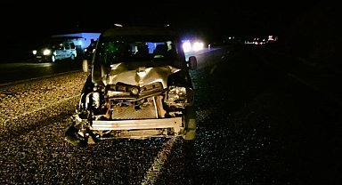 Traktör ile hafif ticari araç çarpıştı