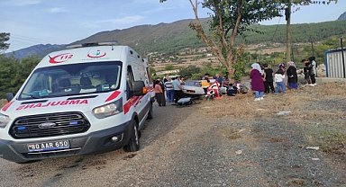 Ağaca çarpan otomobildeki çift yaralandı