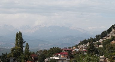 Aladağ'ın yüksek kesimlerine kar yağdı