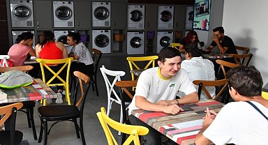 "Çamaşır Kafe"yle öğrencilere kıyafet temizleme ve ders çalışma imkanı