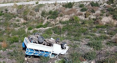 Devrilen kamyonetteki 1 kişi öldü, 2 kişi yaralandı