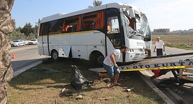 Devrilen okul servisindeki 19 kişi yaralandı