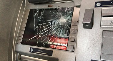 İki bankamatiğe parke taşıyla zarar verildi