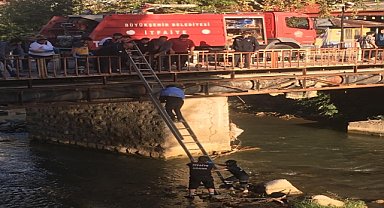 Irmakta mahsur kalan çocuğu itfaiyeciler kurtardı