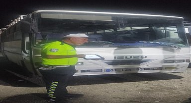 Midibüsün üstünde tarım işçilerini taşıyan sürücüye ceza