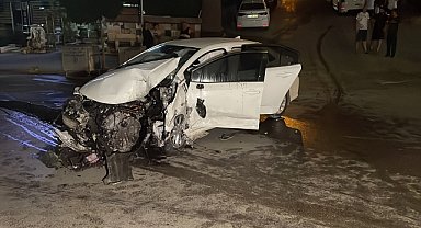 Refüje çarpan otomobilin sürücüsü yaralandı
