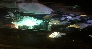 Tıra çarpan minibüsteki bir kişi öldü, 5 kişi yaralandı