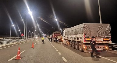 Tırın patlayan lastiğini değiştirenlere otomobil çarptı