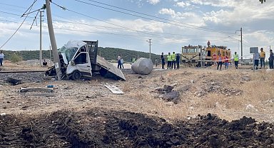 Trenin çarptığı kamyonetin sürücüsü öldü