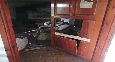 Yıldırım isabet eden camide hasar oluştu