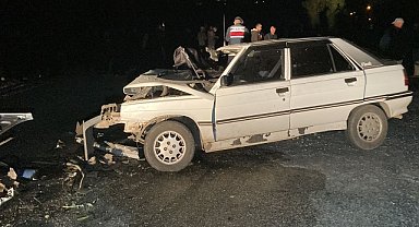 2 otomobilin çarpıştığı kazada 2 kişi öldü