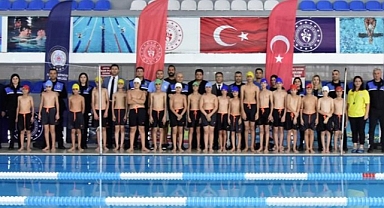 Adana'da polis, öğrenciler için yüzme kursu düzenledi