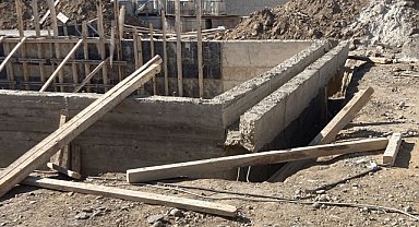Çöken beton kalıbın altında kalan işçi hayatını kaybetti