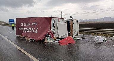 Devrilen nakliye kamyonundaki 2 kişi yaralandı