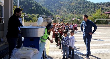 İhtiyaç sahibi öğrencilere bot, mont ve kırtasiye yardımı