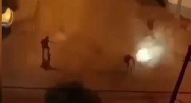 İki grup, birbirine havai fişek attı