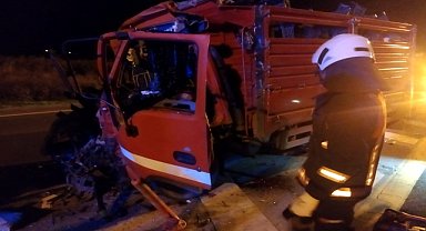 Tıra çarpan kamyonetin sürücüsü öldü