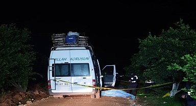 Adana'da minibüsün altında kalan kişi öldü
