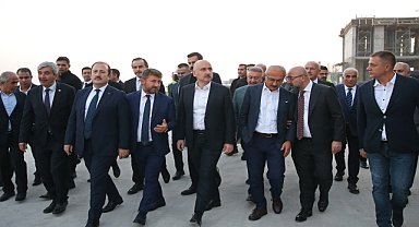 Bakan Karaismailoğlu,Çukurova Havalimanı'nda inceleme yaptı
