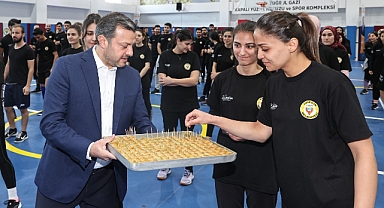 Başkan Kocaispir’den polis adaylarına tatlı ikramı