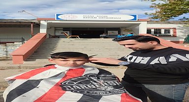 Bir berber kırsal mahallelerdeki çocukları ücretsiz tıraş etti