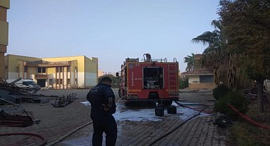 Eski hastane binasının yıkımında yangın
