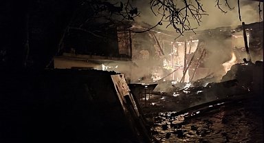 Ev yangınında 4 kişi dumandan etkilendi