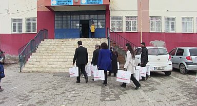Kardeş okula kırtasiye desteği