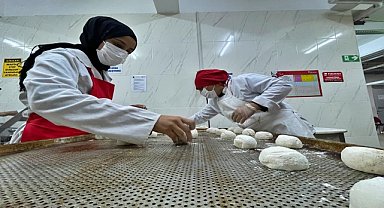 Meslek Lisesi'nde ekmek üretiliyor