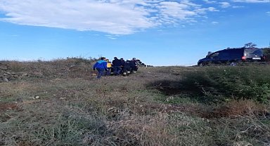Uçuruma devrilen otomobilin sürücüsünü itfaiye kurtardı