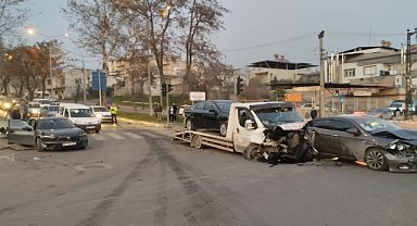 Çekici kırmızı ışıktaki araçlara çarptı, 6 kişi yaralandı