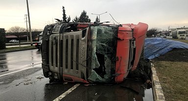Devrilen kum yüklü tırın sürücüsü yaralandı