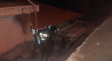 Evin çatısına çarpan otomobilin sürücüsü yaralandı