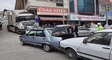 Freni arızalanan tır 3 araca ve mağaza duvarına çarptı