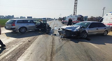 İki otomobilin çarpıştığı kazada 3 kişi yaralandı