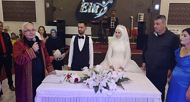 İşitme engelli çift, işaret diliyle "evet" diyerek evlendi